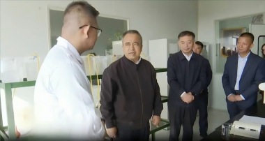 自治区党委副书记、自治区主席艾尔肯·吐尼亚孜在新疆汇嘉生物科技有限公司实地调研
